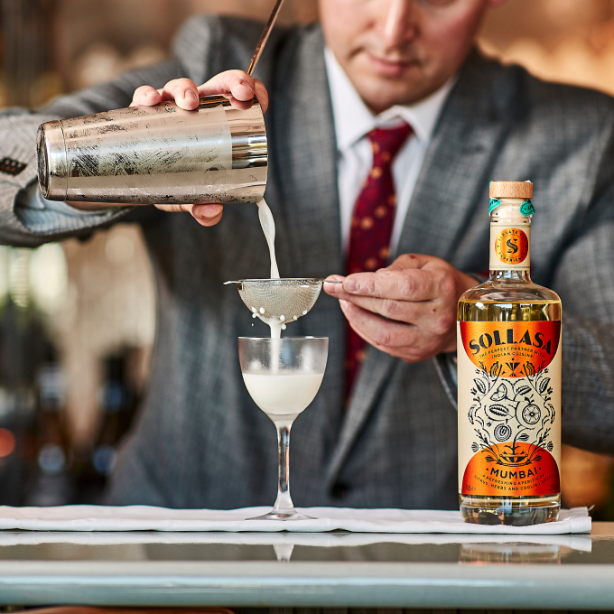 Bartender making a Sollasa cocktail